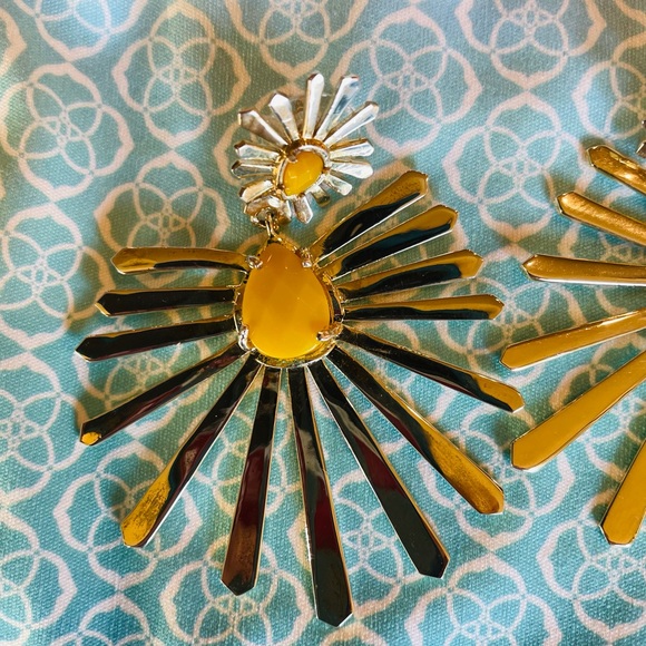 Kendra Scott Starla Earrings - Picture 2 of 5